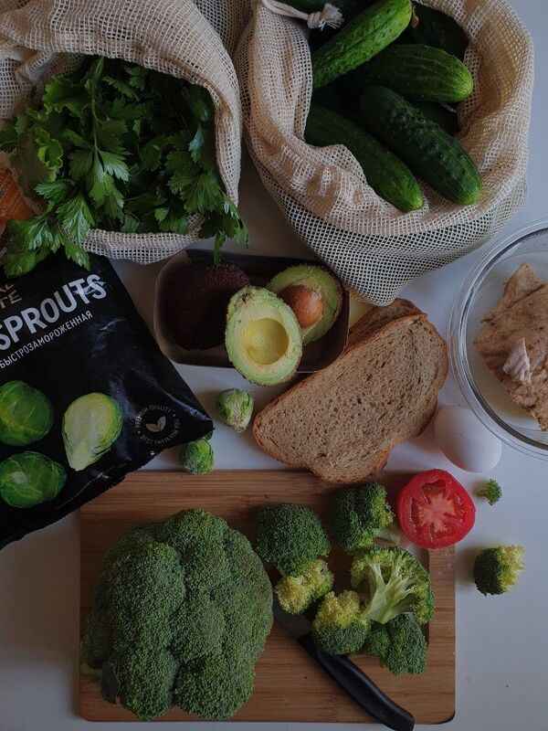 装有蔬菜、谷物和豆类的均衡餐盘